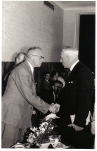 F555 Dhr. J.G.Vedders, hoofd O.L.S.neemt afscheid, 1957